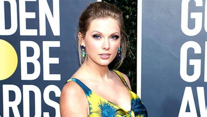 See Her New Wispy Bangs – Hollywood Life