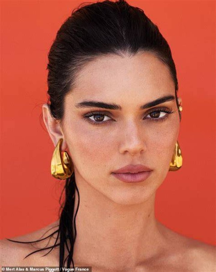 See Photos Of Kendall Jenner & More – Hollywood Life