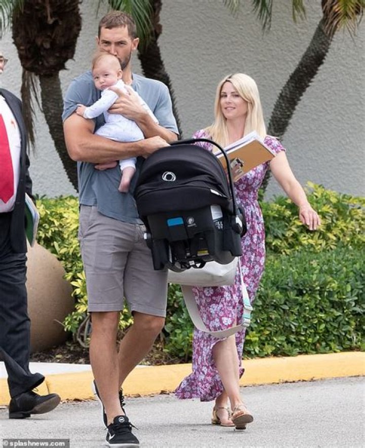 See Photos Of NFL Star & His Family – Hollywood Life