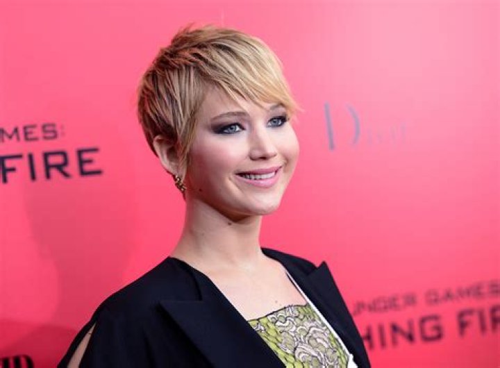 See Pics Of Her New Blonde Pixie Cut Bob – Hollywood Life