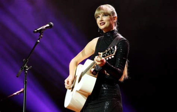 See Pics Of The Performance – Hollywood Life