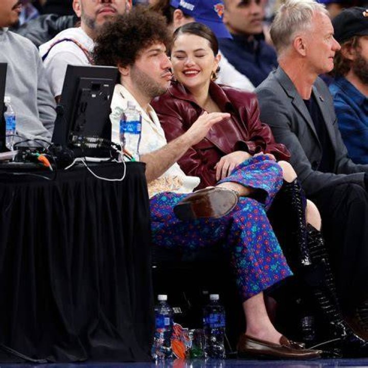 Selena Gomez Cozies Up to BF Benny Blanco Courtside at Knicks Game: Photos