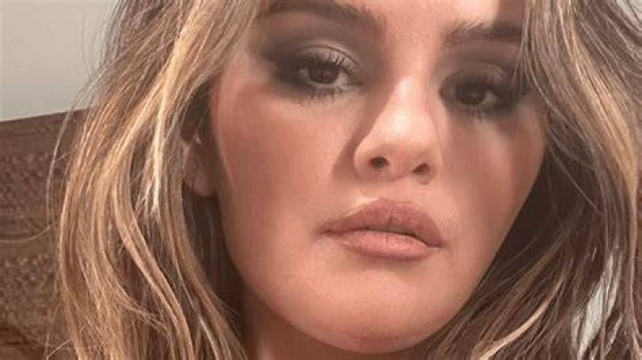 Selena Gomez Flaunts Major Cleavage & Plump Lips In Bikini Pic — Showing Justin What He’s Missing?