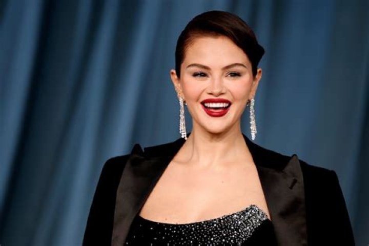 Selena Gomez Jokes About Being Single As She 5th Wheels Her Friends’ Date Night On TikTok