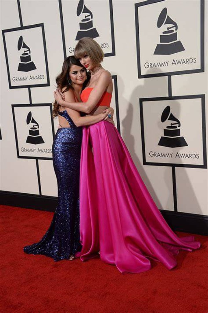 Selena Gomez Jokes She Looks ‘Constipated’ With Taylor Swift At VMAs – Hollywood Life