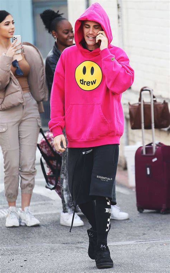 Selena Gomez & Justin Bieber Both Wear Their Merch Sweatshirts – Pics – Hollywood Life