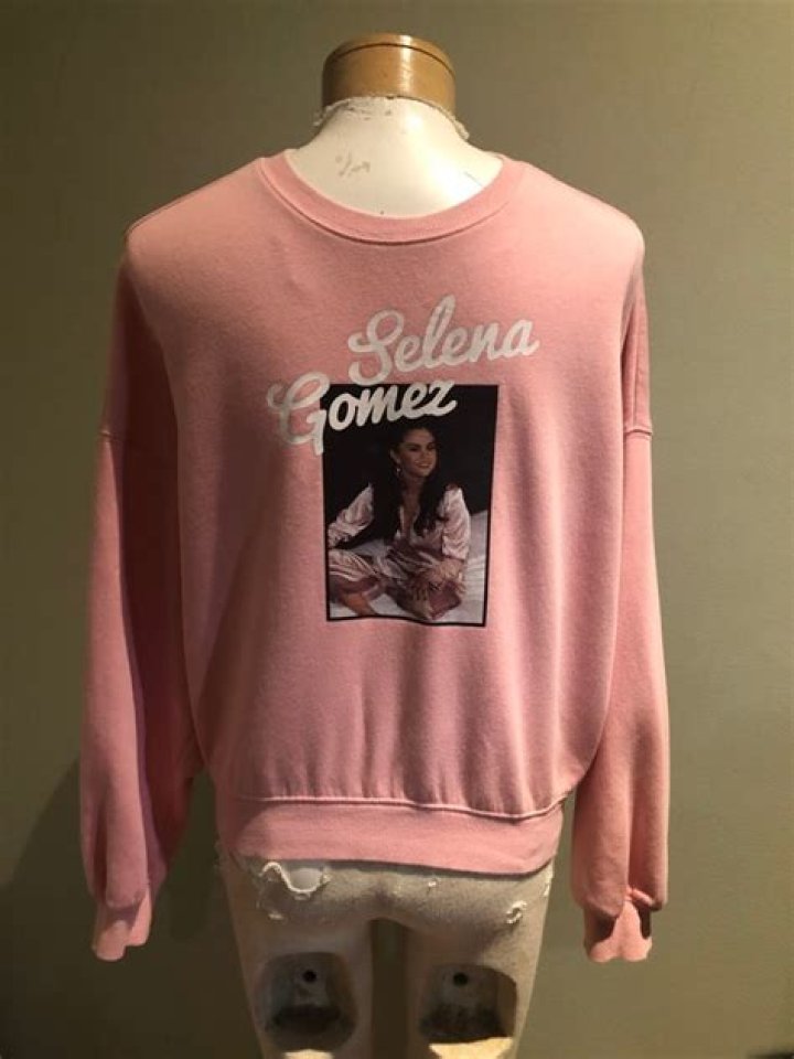 Selena Gomez Rocks 1975 Sweatshirt: Still Hot For Drummer George Daniel?