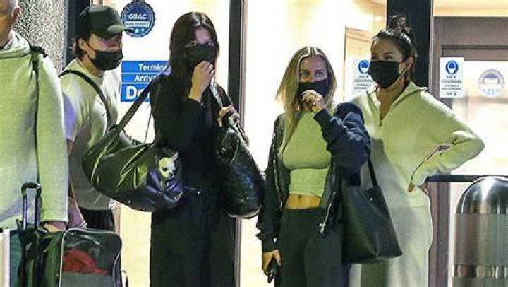 Selena Gomez Seen With Brooklyn Beckham & Nicola After Thanksgiving – Hollywood Life