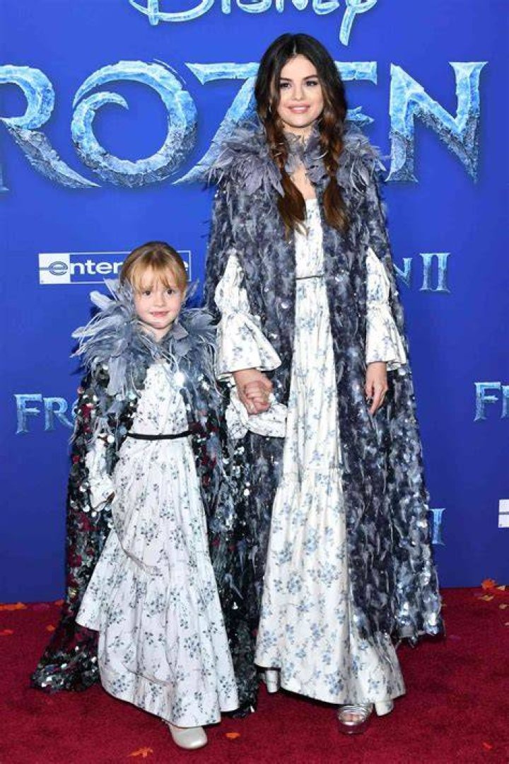 Selena Gomez & Sister Gracie, 6, Rock Matching Outfits & Share A Kiss At ‘Frozen 2’ Premiere