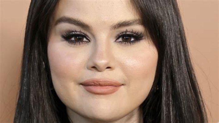 Selena Gomez & Zedd: He’s Stealing Her Makeup