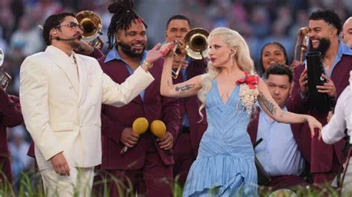 Shakira’s Tongue Is The Super Bowl Halftime Show Meme We Deserve – Hollywood Life