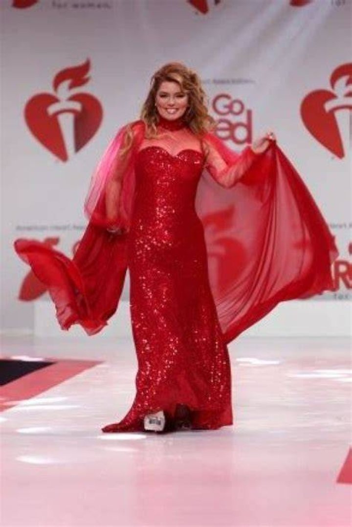 Shania Twain, Heather Graham & More Wear Red For Fashion Show: Pics – Hollywood Life