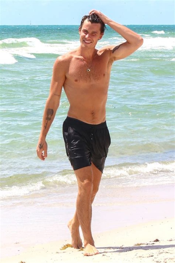Shawn Mendes Goes Shirtless For Hike In Los Angeles: Photos – Hollywood Life