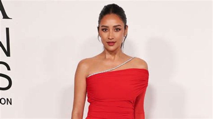 Shay Mitchell Reveals Why She Doesn’t Have a Holiday Workout Routine: ‘You Have to Enjoy Yourself’