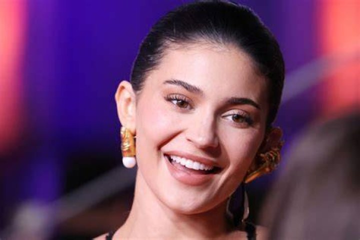 Shop a Similar Pair of Trendy Gold Earrings as Kendall & Kylie Jenner – Hollywood Life