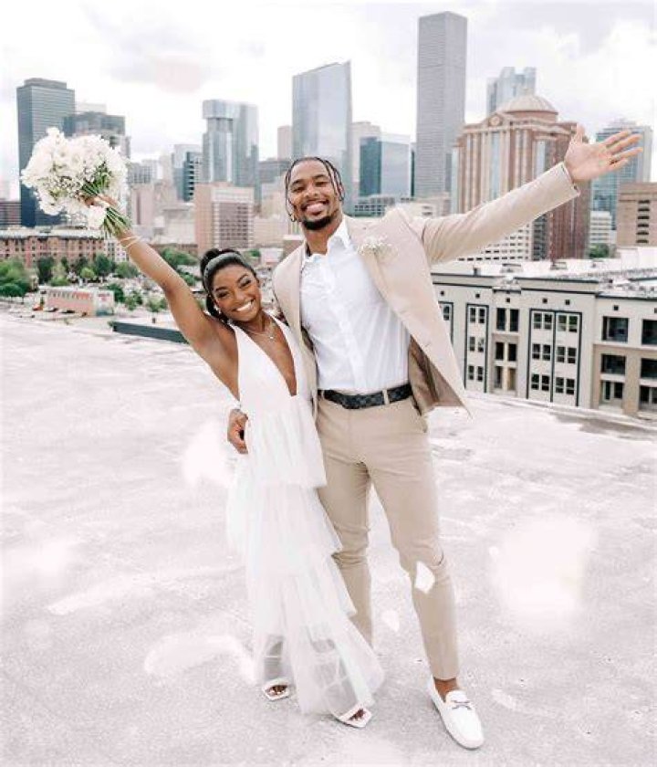 Simone Biles’ Husband Jonathan Owens Cheers Her on During XFinity Championships: Video