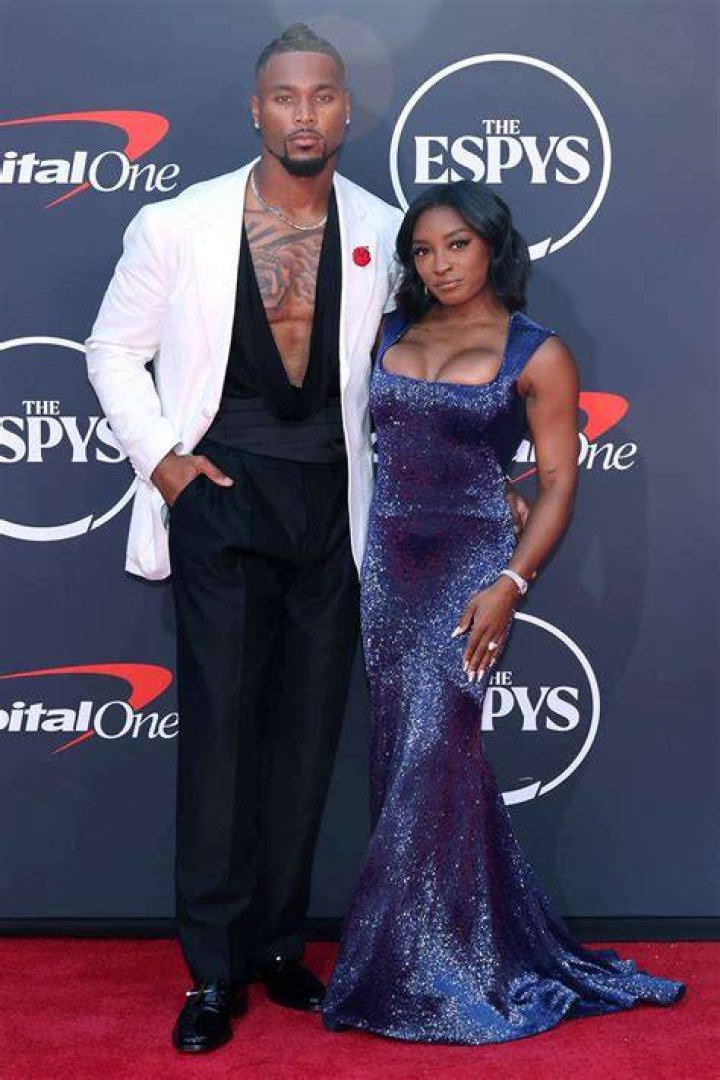 Simone Biles & Jonathan Owens’ Most Romantic Moments: PDA, Dinner Dates & More