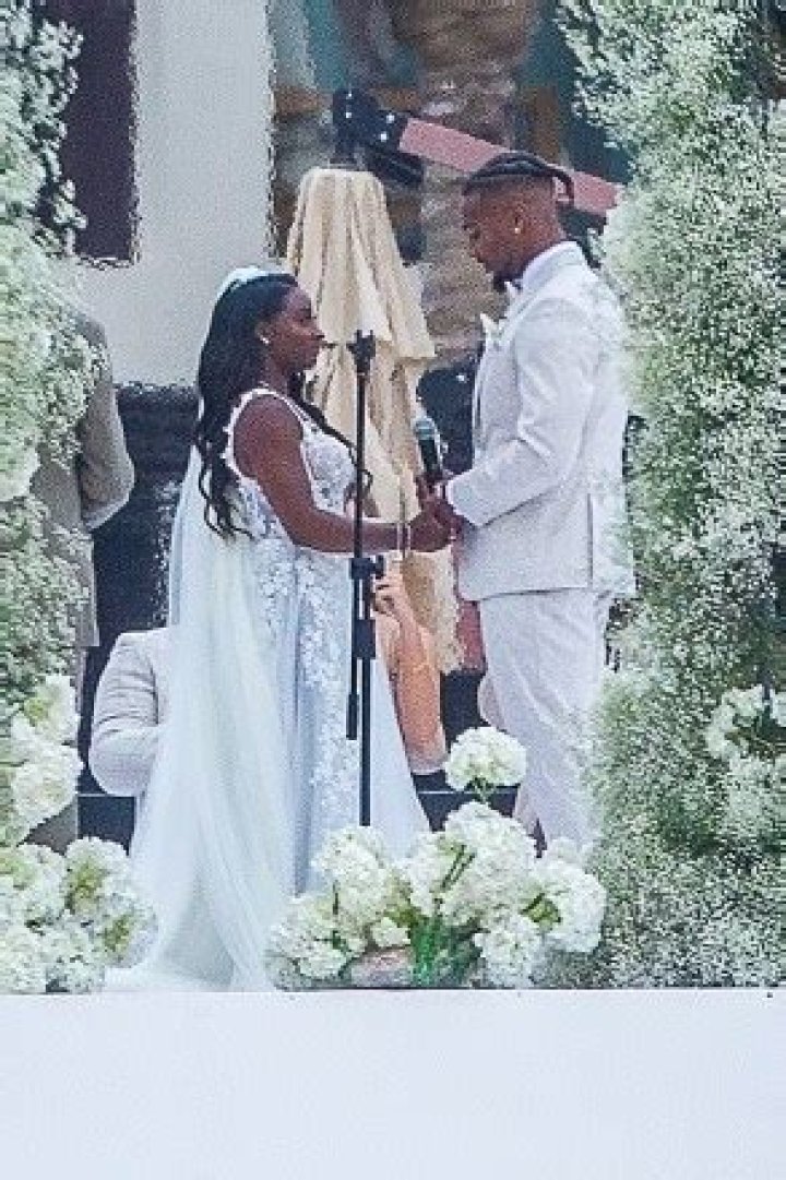 Simone Biles Shares Christmas Kiss With Husband Jonathan Owens – Hollywood Life