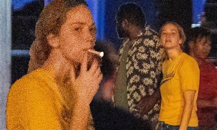 Smoking On Her Hawaii Vacation — A Cigarette Or Something Else? – Hollywood Life