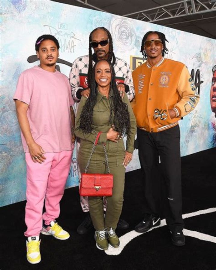 Snoop Dogg Joined By His Family For SKIMS Holiday Campaign 2022 – Hollywood Life