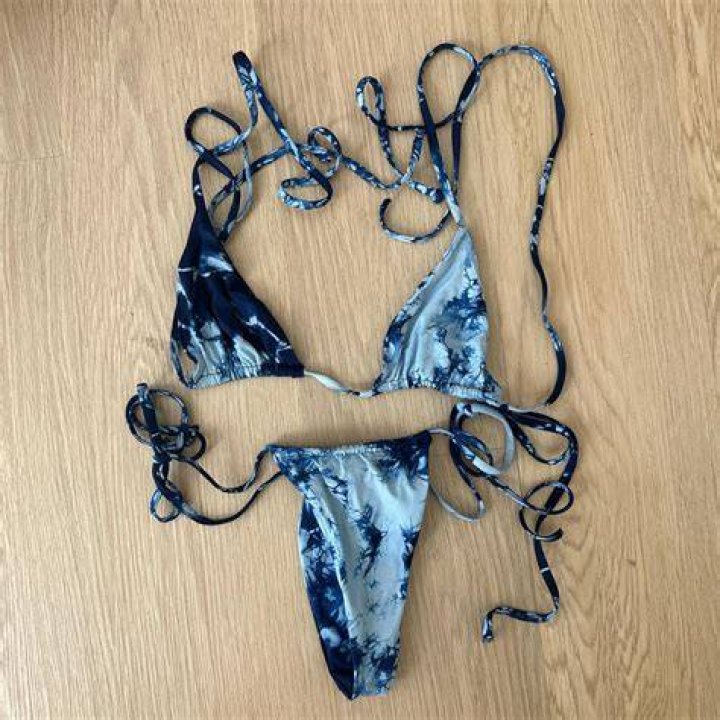 Sofia Richie Rocks Tie-Dye Bikini & Matches The Blue Water At The Beach On Bahamas Vacay 