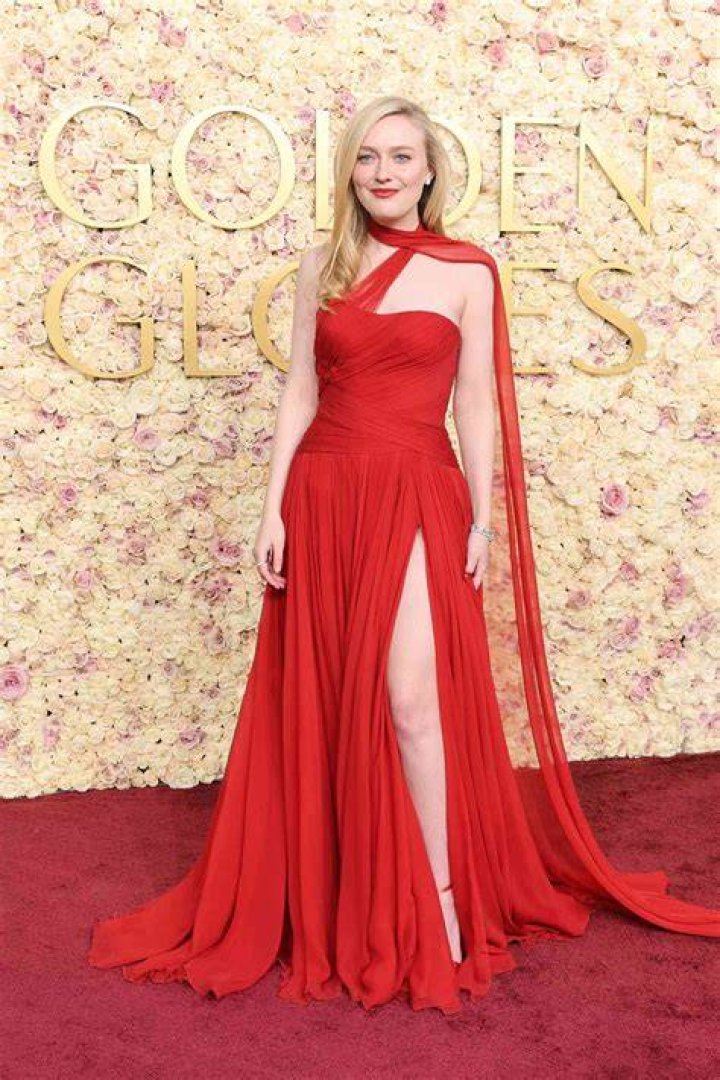 Sophie Turner Fixes Maisie Williams’ Dress On The Globes Red Carpet — See Pic