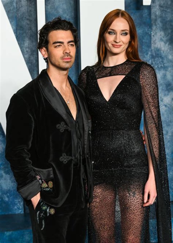 Sophie Turner Goes Makeup-Free In Bodysuit For Dinner With Joe Jonas – Hollywood Life