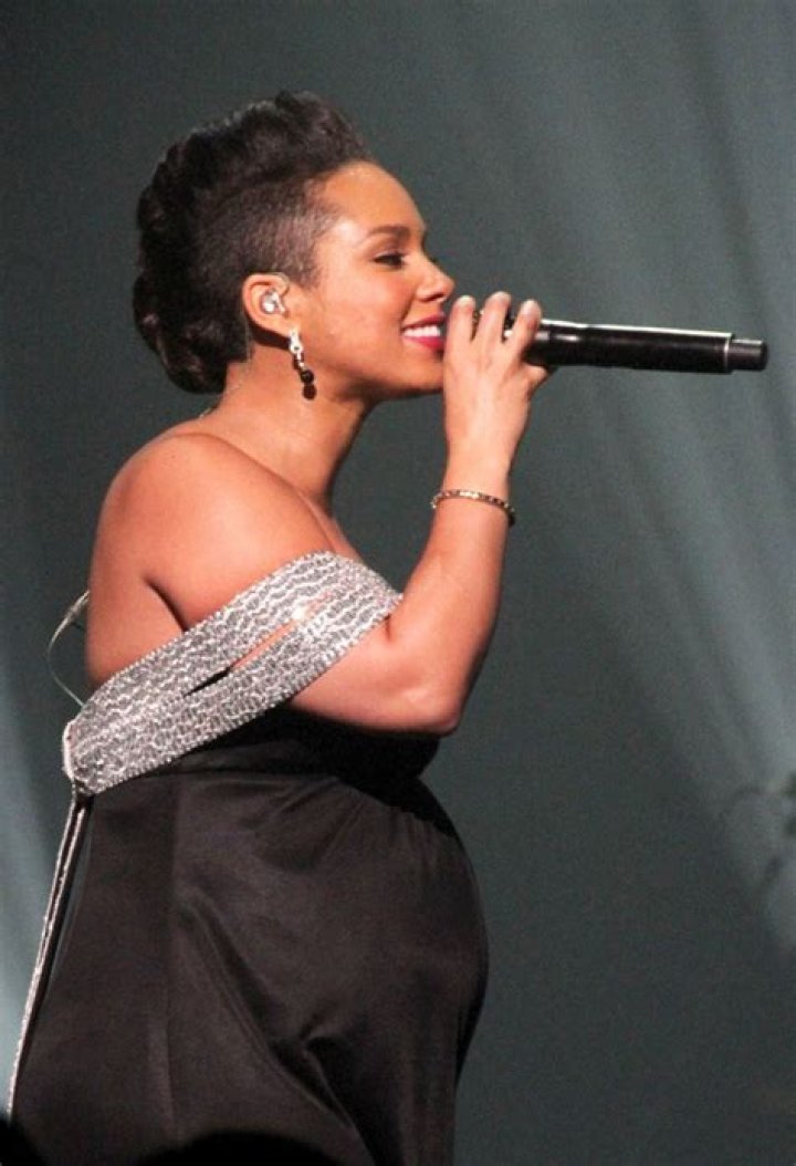 Stars Who Performed In Skintight Outfits While Seriously Pregnant: Photos