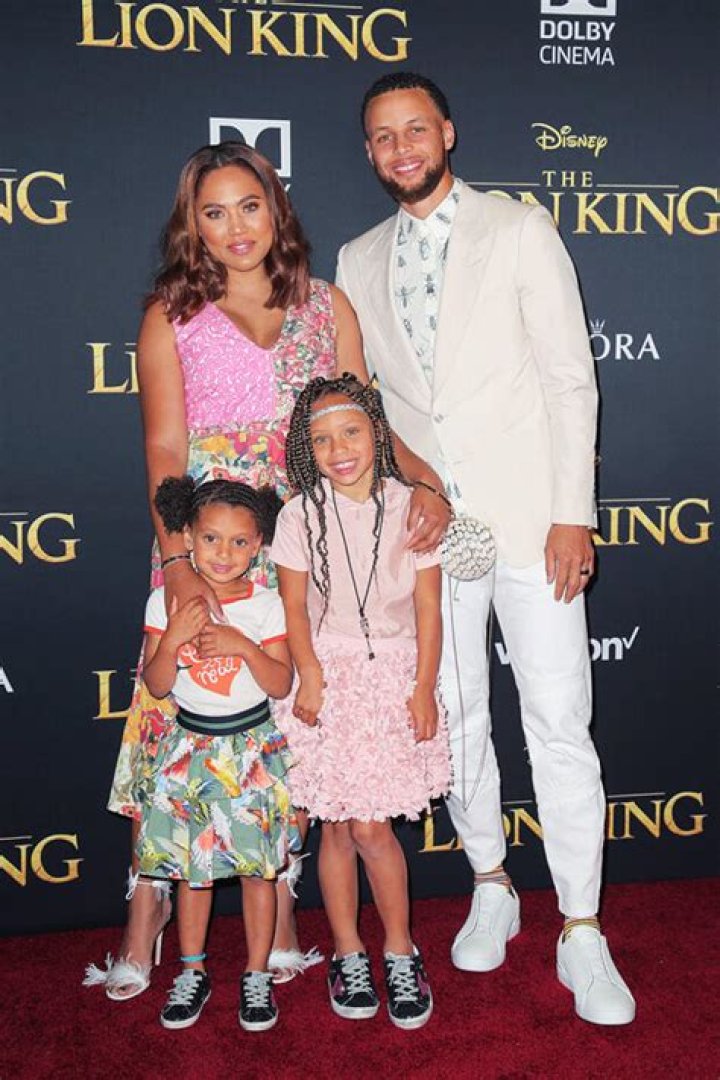Steph & Ayesha Curry’s Adorable Kids Ryan, Riley, & Canon Cuddle Close In Sweet New Instagram Snap