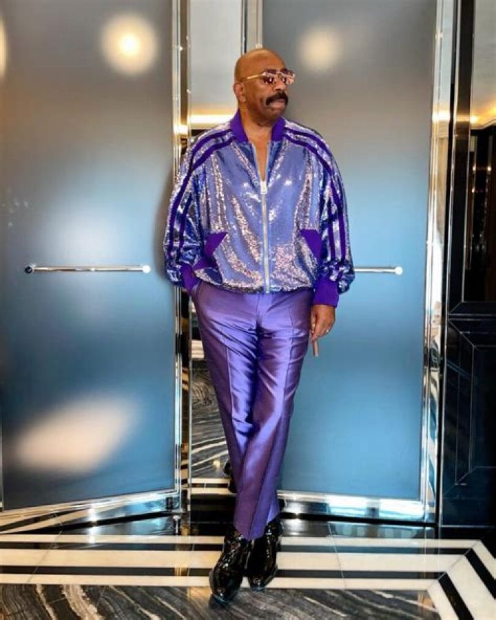 Steve Harvey’s Silk Shirt & Pink Pants – See Outfit Photos – Hollywood Life