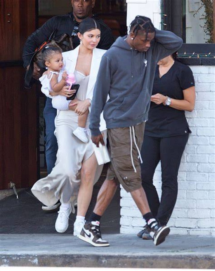 Stormi & Dad Travis Scott Throw Water Balloons At Kylie Jenner: Video – Hollywood Life