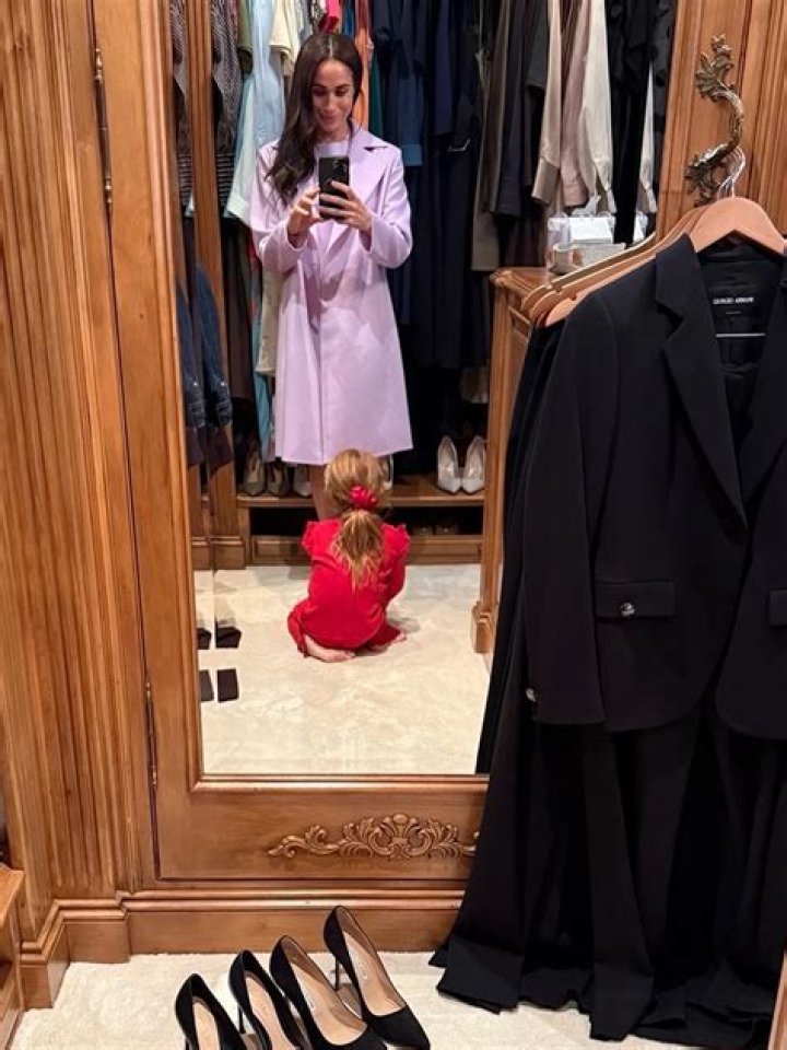 Stuns In Instagram Closet Selfie Pic – Hollywood Life