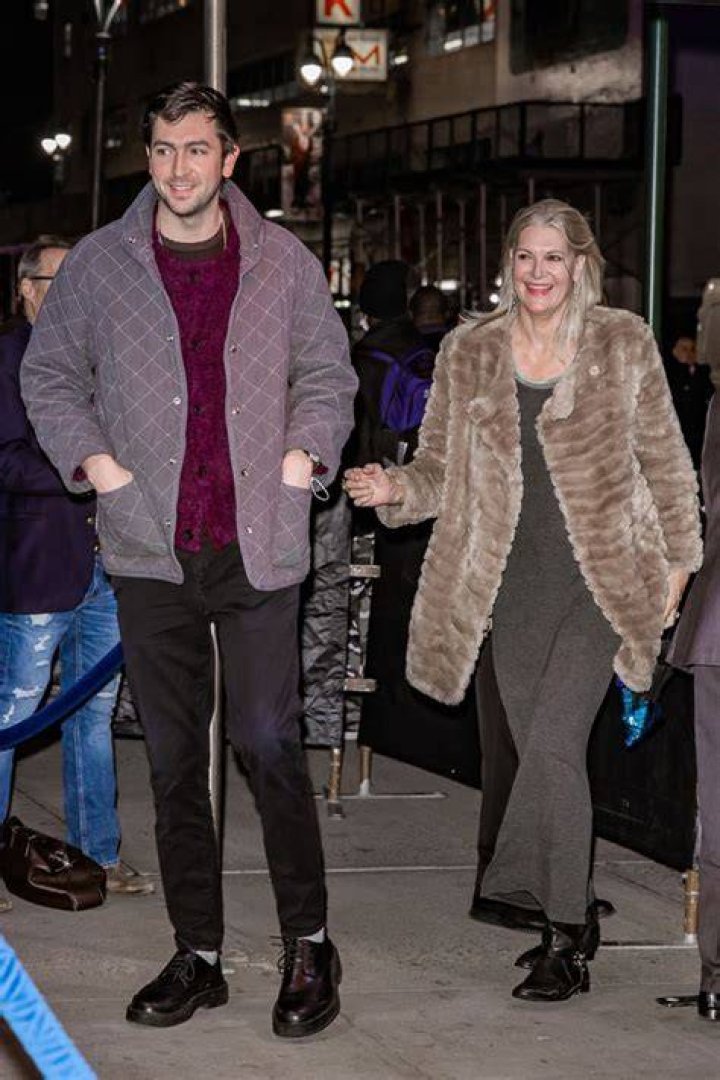 ‘Succession’s Nicholas Braun Brings Mom Elizabeth To NY Knicks Game – Photo