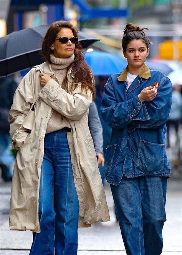 Suri Cruise, 15, Looks Like Mom Katie Holmes From The ’90s In Flare Jeans — Photo