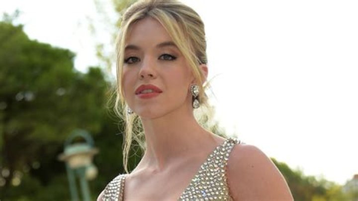 Sydney Sweeney Stuns In Floral Bikini In Hawaii — Photos – Hollywood Life