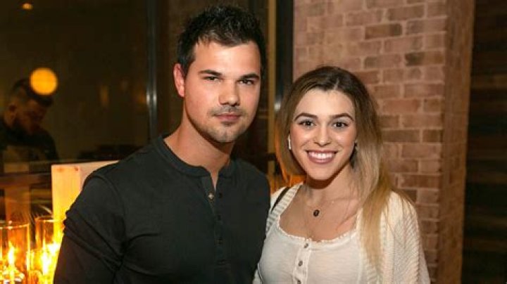 Taylor Lautner & Fiancée Tay Dome Enjoy Malibu Coffee Date 2 Months After Engagement – Photos