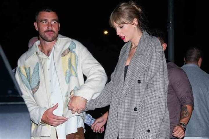Taylor Swift and Travis Kelce Hold Hands After Chiefs Loss: Photo – Hollywood Life