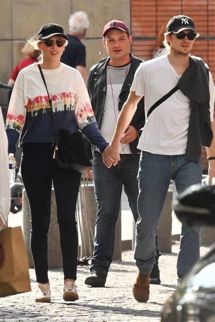 Taylor Swift & BF Joe Alwyn Hold Hands While Twinning In Matching Hats & Outfits In Paris – Pics