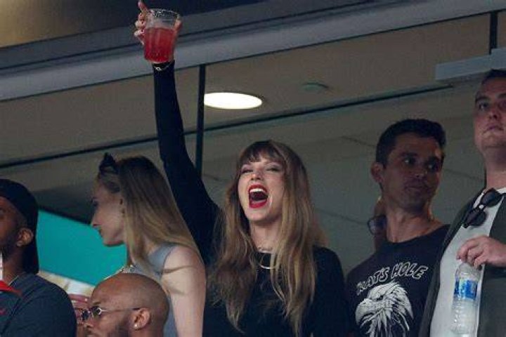 Taylor Swift Cheers On BF Travis Kelce At Chiefs vs. Bills Game – Hollywood Life