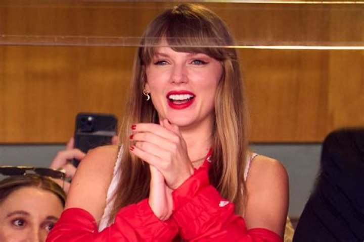 Taylor Swift Fans React – Hollywood Life