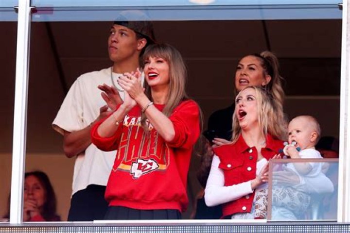 Taylor Swift Hugs Brittany Mahomes While Cheering On Travis Kelce – Hollywood Life