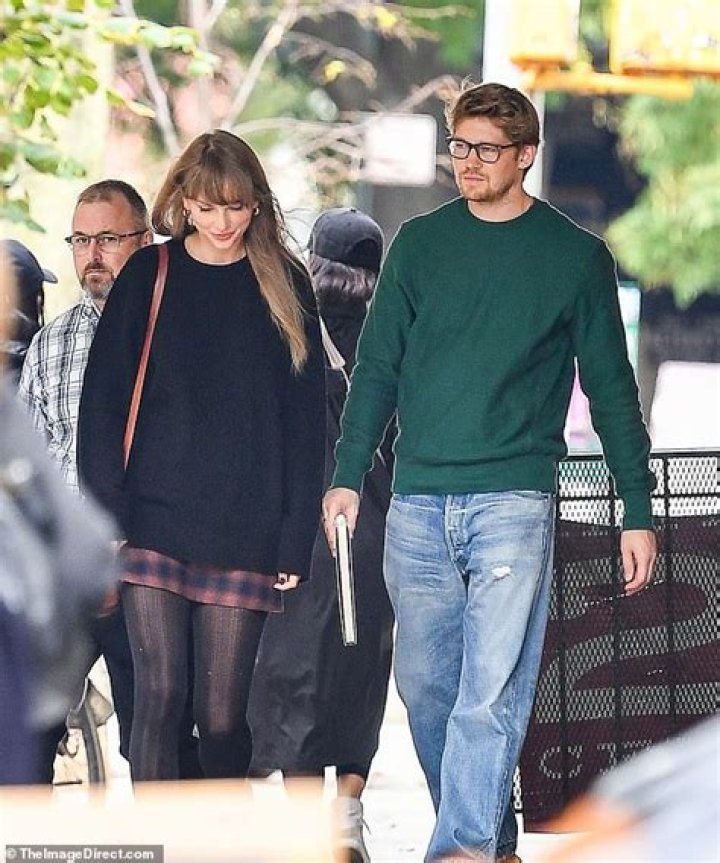 Taylor Swift & Joe Alwyn Spotted On Dinner Date With Lena Dunham – Hollywood Life
