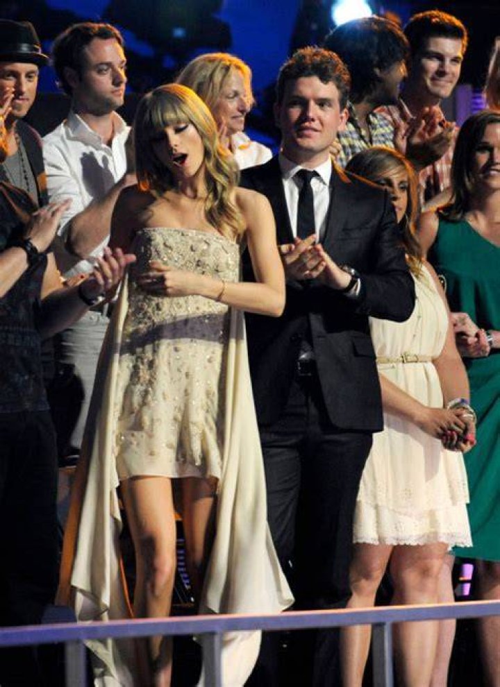 Taylor Swift’s Brother Austin Holds Hands With Model Sydney Ness – Hollywood Life