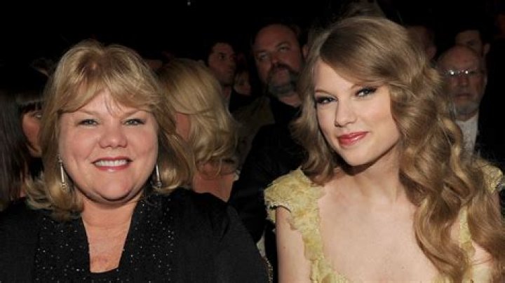 Taylor Swift’s Mom Andrea Takes Sexy Outfit Pic In Japan – Hollywood Life