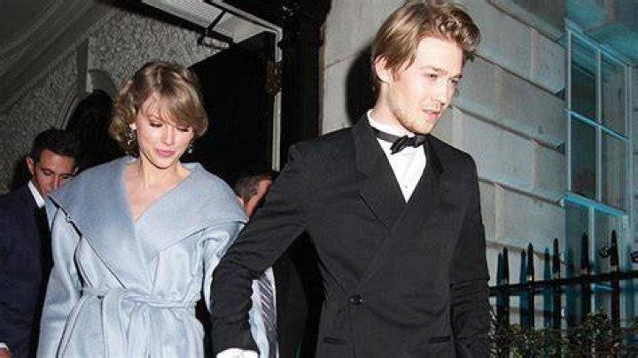 Taylor Swift Skips Met Gala 2021 & Is Seen In Ireland – Hollywood Life