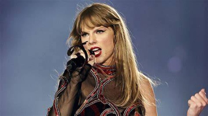 Taylor Swift Tells Fans Not to Throw Things Onstage in Argentina – Hollywood Life