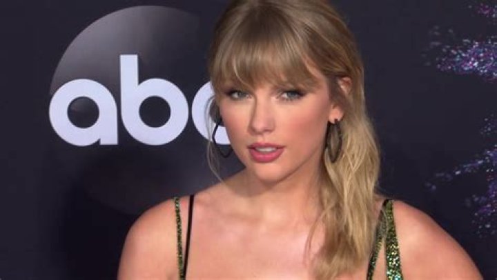 Taylor Swift Thanks Loretta Lynn For ‘Paving The Way’ In Surprise Appearance At Tribute Special