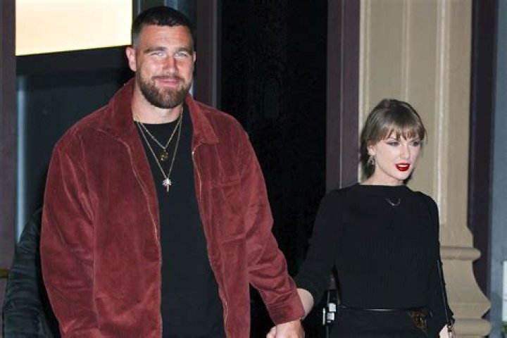 Taylor Swift & Travis Kelce Hold Hands During Date at NYC Restaurant – Hollywood Life