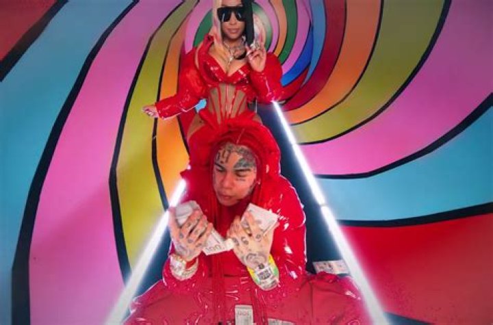 Tekashi 6ix9ine & Nicki Minaj Drop ‘Trollz’ Video For New Song: Watch – Hollywood Life