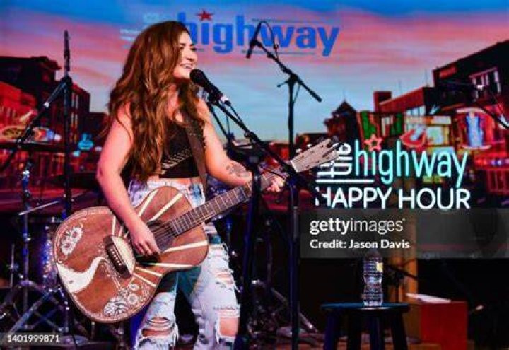 Tenille Townes Photos